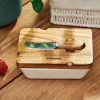 Outlet Maselniczka Mooka Porcelanowa Z Nozykiem I Akacjowa Pokrywka Biala 11X16 Cm Naczynia Ogródowe I Piknikowe